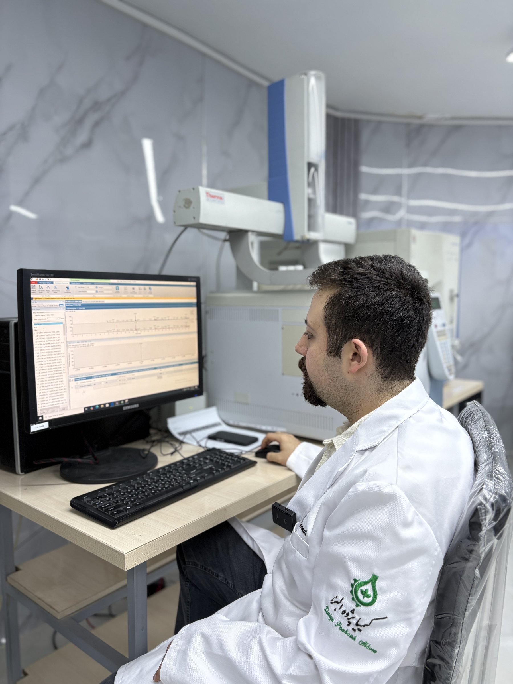 Analyst reviewing ICP-OES run data at the Kimiya Pazhouh Alborz Laboratory workstation